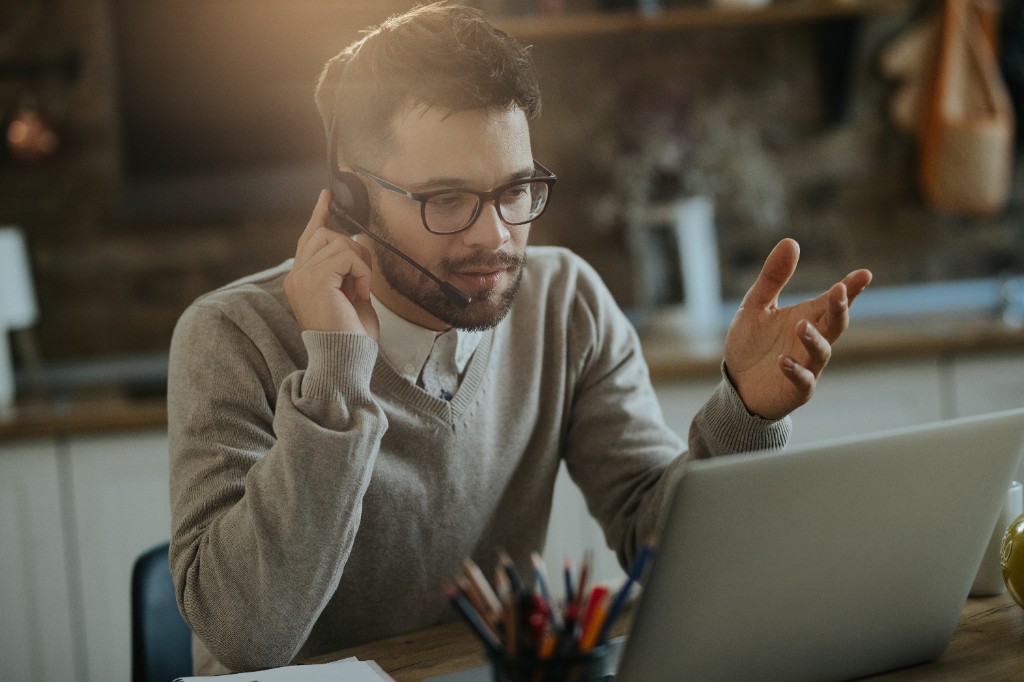 Professionista durante un colloquio online